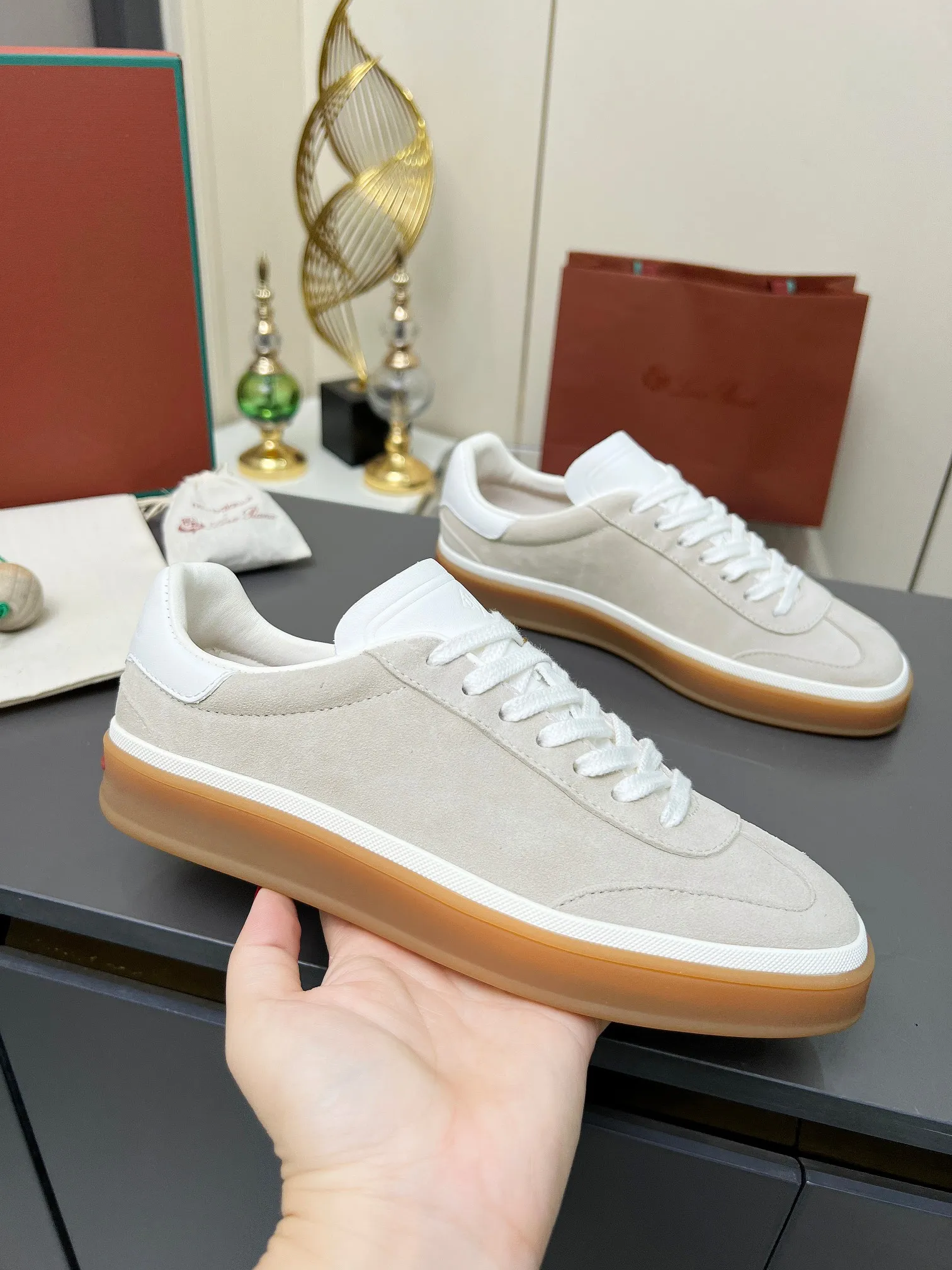 Factory price: 580💰Purchase level, high version🦅⛳️ Italy [Loro men's shoes💰iana] Tennis walk series L men's shoes💰Couple moral training shoes casual sports shoes sneakers🎁🎁 Original purchase development and production This new suede tennis shoe adopts an ultra-low design, suitable for wearing all year round👫👫 The wrapped sole creates an effortlessly attractive color combination that harmoniously blends functionality with understated style, making it the ideal shoe for urban wear. Soft calfskin tongue with Kummel color insert at the heel, embossed L Men's shoes 💰 Logo Cotton lace upper, cowhide suede sole Rubber-lined calfskin ✦ Upper: imported first-layer cowhide ➕ Customized original cowhide ✦ Lining: cowhide lining ➕ Cow leather insole ✦ Sole: Original open-molded T men's shoe 💰R ultra-lightweight outsole ✦Packaging: Original full set of packaging ✦Female size: 35--40, ✦Male size: 39--44, customized 45